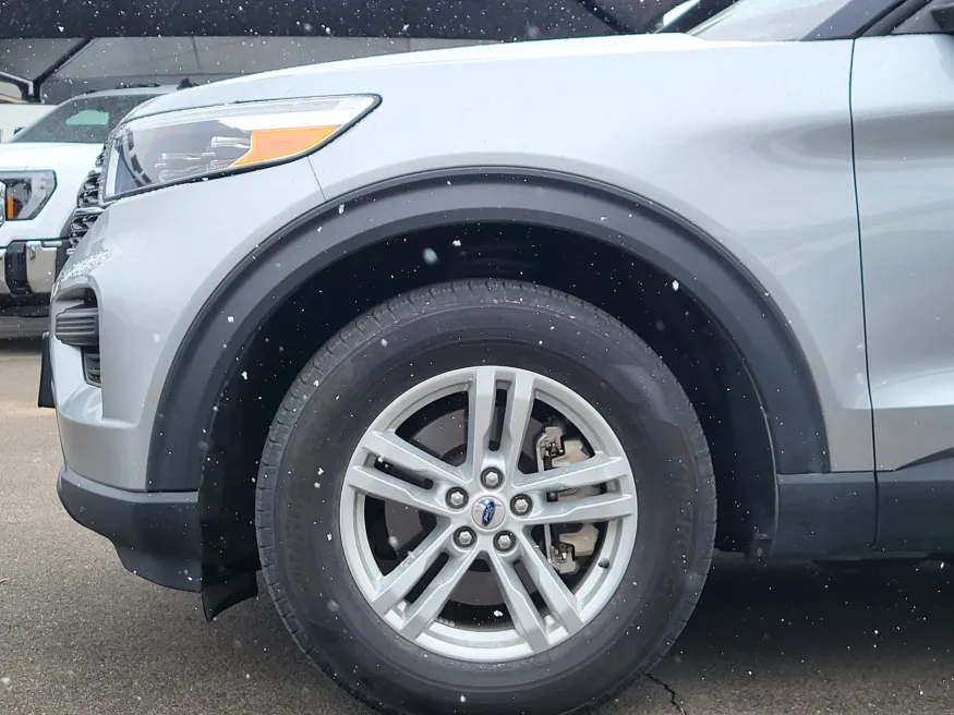 2023 Ford Explorer XLT | Photo 8 of 32