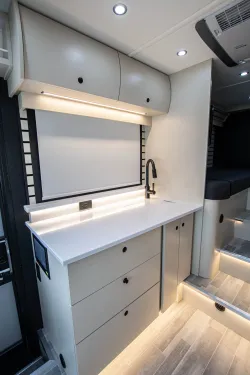 2026 Pleasure-way Plateau XLTW | Thumbnail Photo 14 of 24