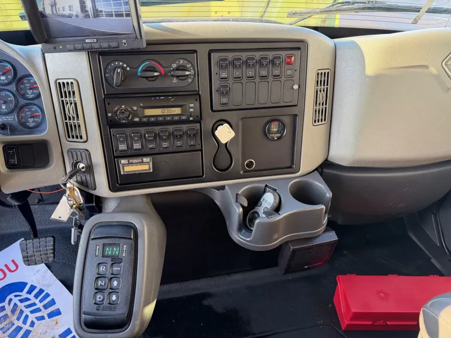 2013 International 4300 | Photo 9 of 10