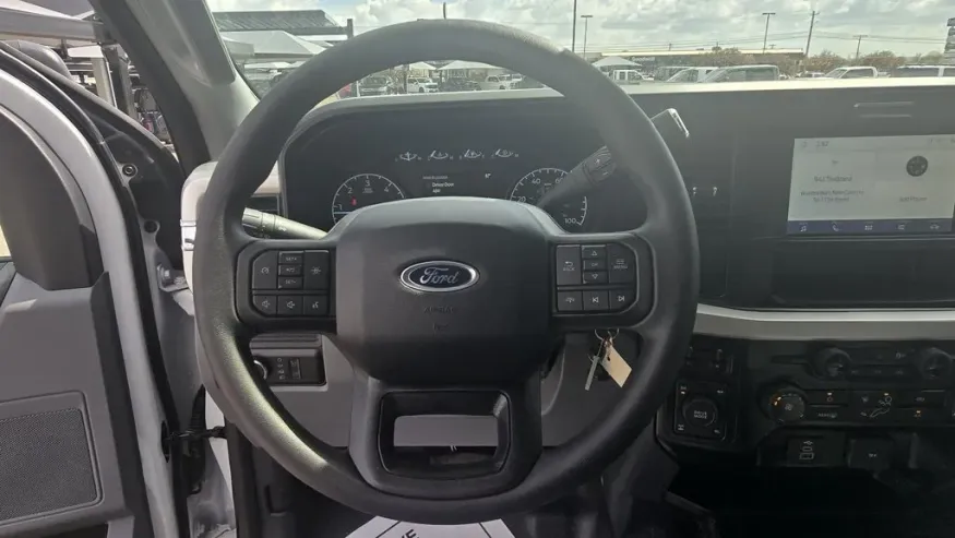 2025 Ford Super Duty F-350 | Photo 14 of 28