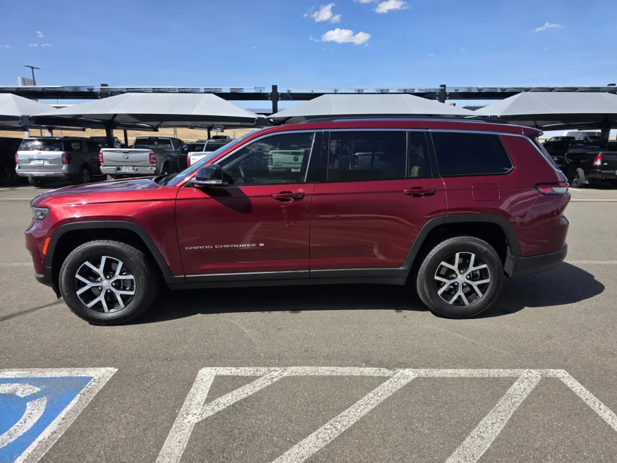 2023 Jeep Grand Cherokee L Limited | Photo 4 of 29