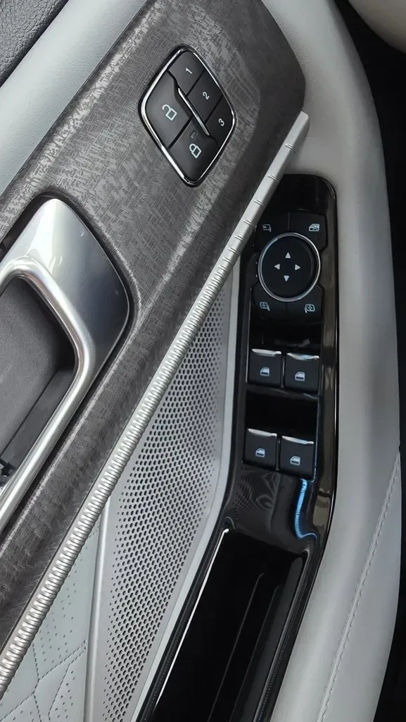 2025 Ford Explorer | Photo 14 of 35