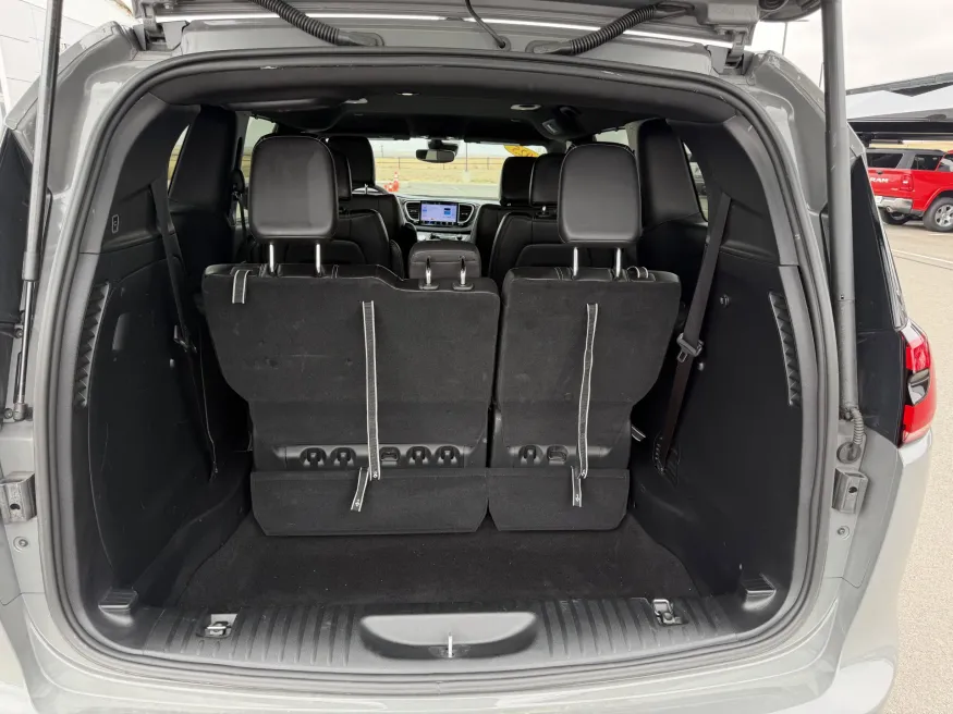 2025 Chrysler Pacifica Select | Photo 7 of 20
