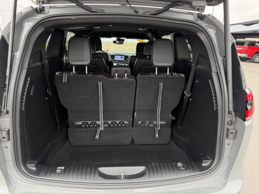 2025 Chrysler Pacifica Select | Photo 7 of 20