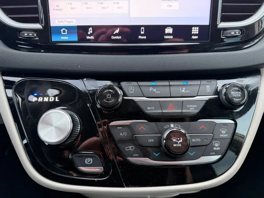 2024 Chrysler Pacifica Touring L | Photo 13 of 24