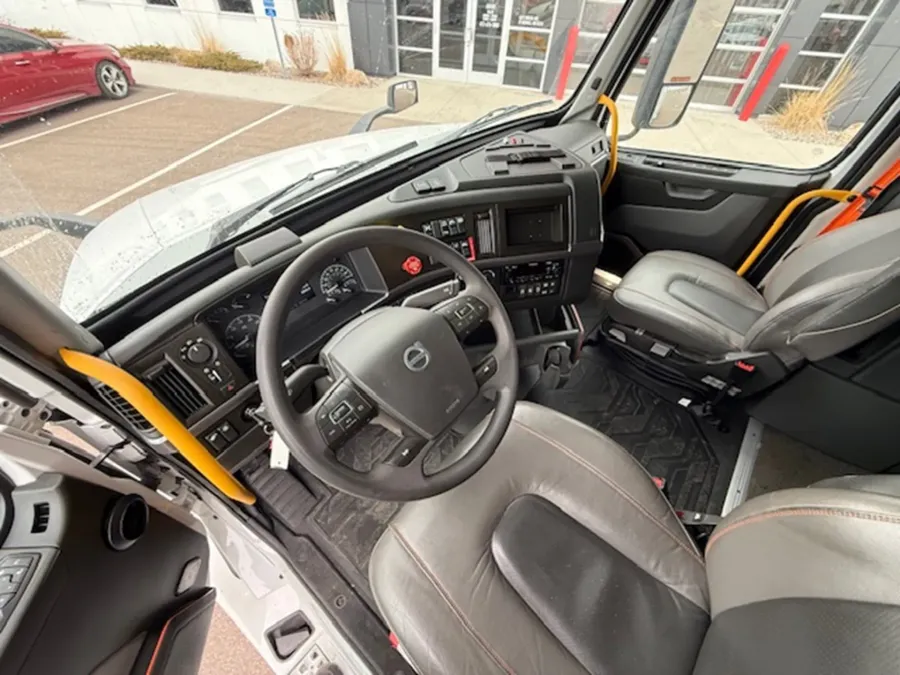 2024 Volvo VNL | Photo 8 of 18