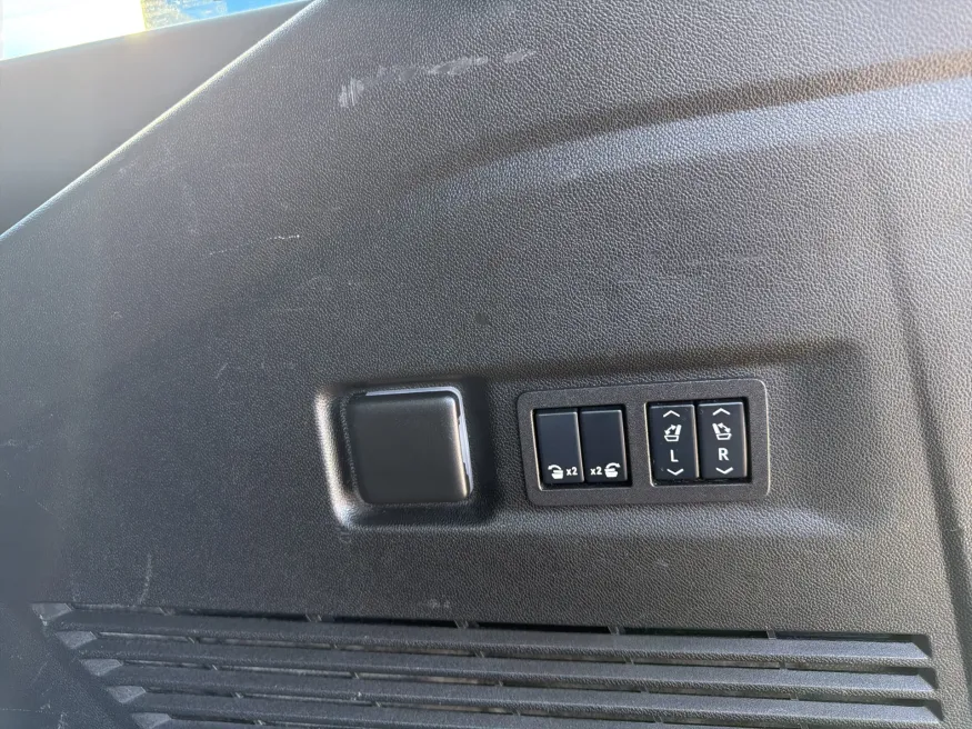 2024 Chevrolet Suburban Premier | Photo 9 of 23