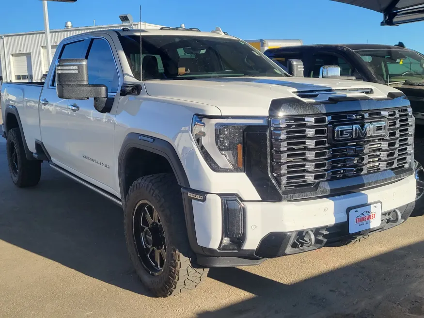 2025 GMC Sierra 3500HD Denali Ultimate | Photo 2 of 5