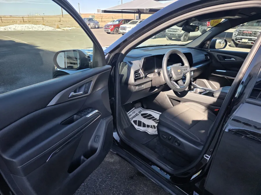 2024 Chevrolet Traverse AWD LT | Photo 9 of 29