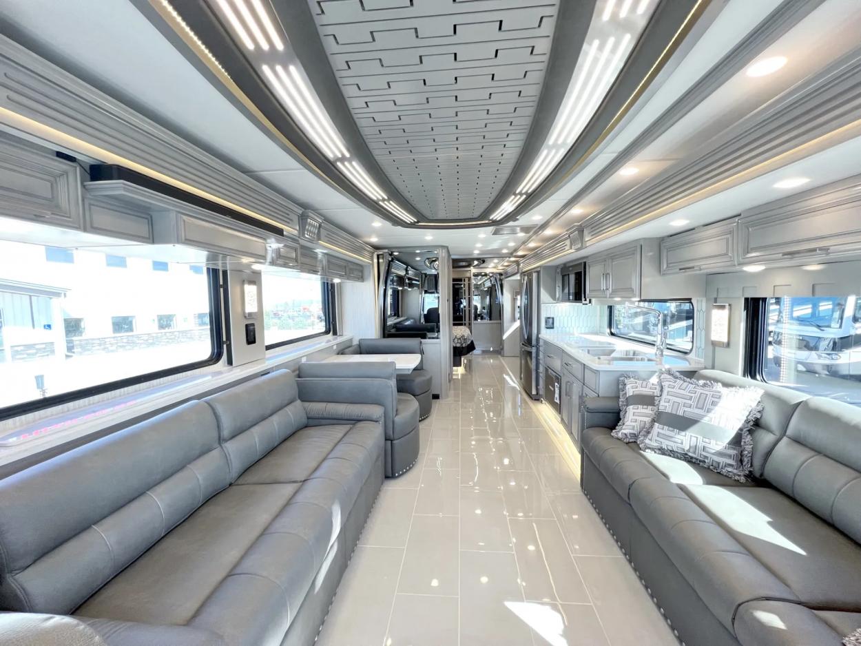 2023 Newmar London Aire 4521 | Photo 4 of 48