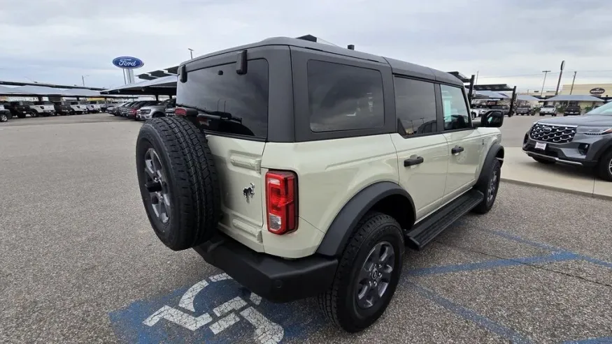 2025 Ford Bronco | Photo 5 of 29
