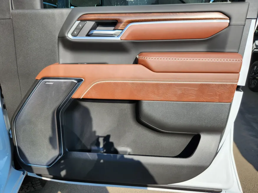 2025 GMC Sierra 3500HD Denali Ultimate | Photo 16 of 32