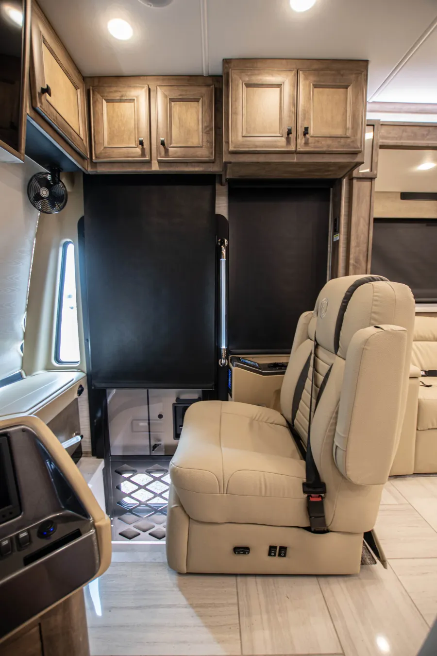 2026 Tiffin Phaeton 44OH | Photo 11 of 31