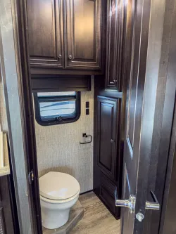2020 Newmar Dutch Star 3709 | Thumbnail Photo 16 of 27