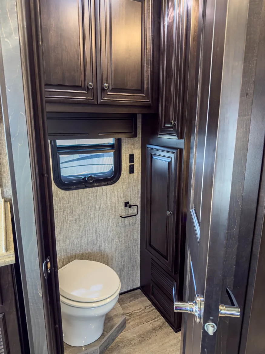 2020 Newmar Dutch Star 3709 | Photo 16 of 27