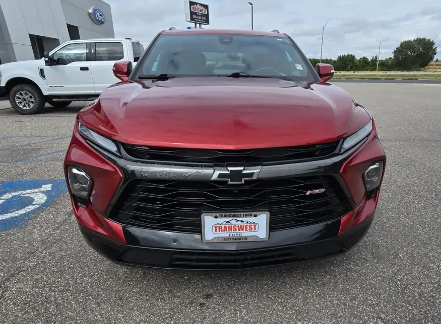 2023 Chevrolet Blazer | Photo 2 of 32