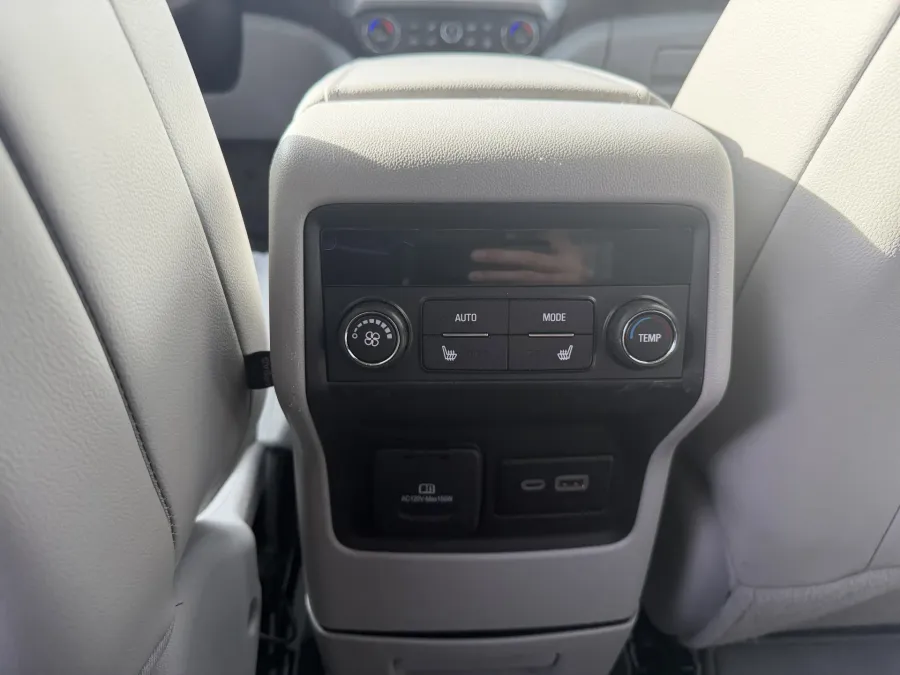 2023 GMC Acadia SLT | Photo 12 of 24