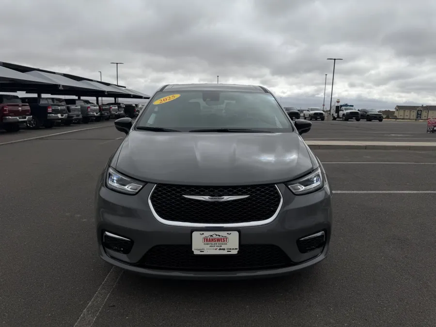 2025 Chrysler Pacifica Select | Photo 2 of 20