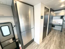 2025 Thor Palazzo GT 33.6 | Thumbnail Photo 10 of 30