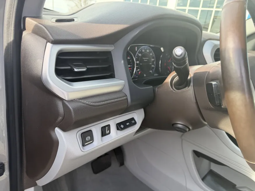 2023 GMC Acadia SLT | Photo 16 of 24