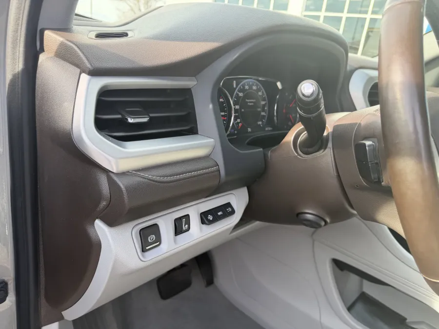 2023 GMC Acadia SLT | Photo 16 of 24
