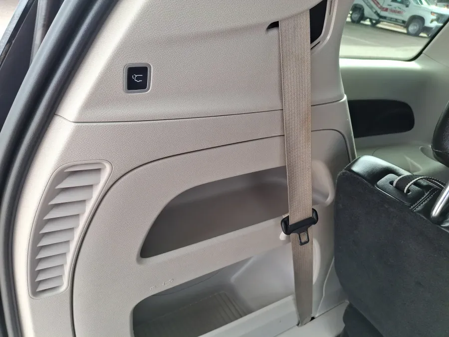2023 Chrysler Pacifica Touring L | Photo 9 of 23