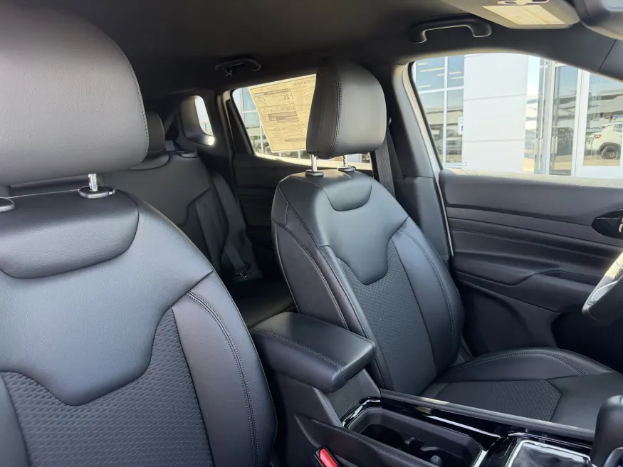 2026 Jeep Compass Latitude | Photo 12 of 18