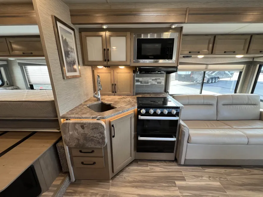 2022 Thor Four Winds 27R | Photo 19 of 37