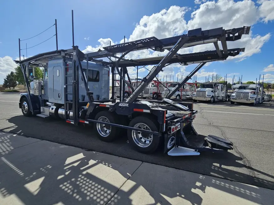 2017 Peterbilt 389 | Photo 8 of 26