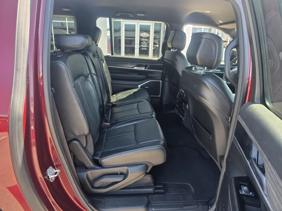 2023 Jeep Wagoneer L Series II | Photo 19 of 33