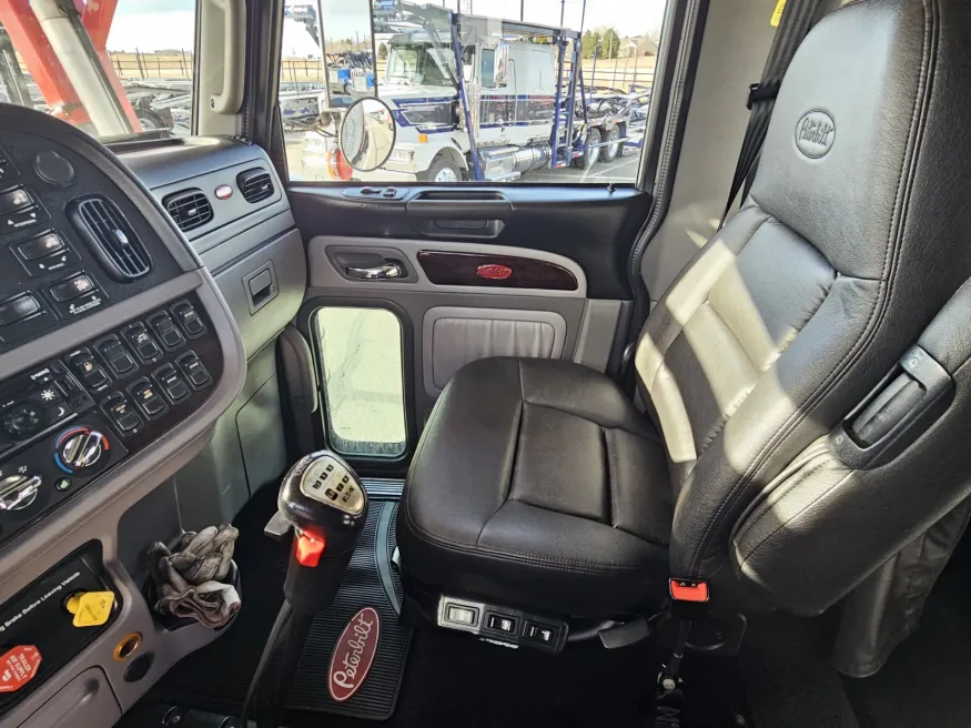 2020 Peterbilt 389 | Photo 28 of 35