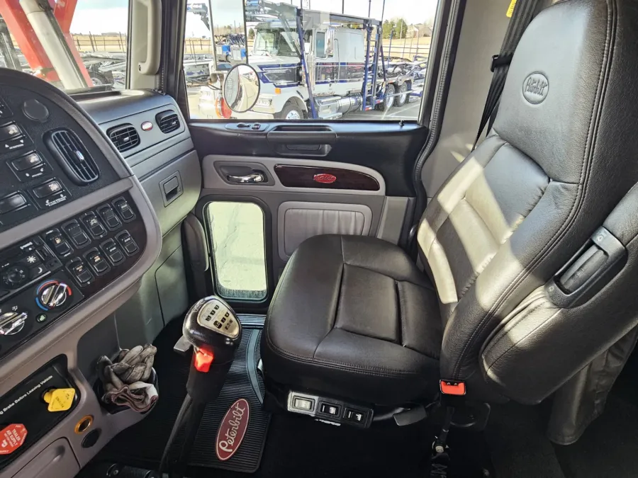 2020 Peterbilt 389 | Photo 28 of 35