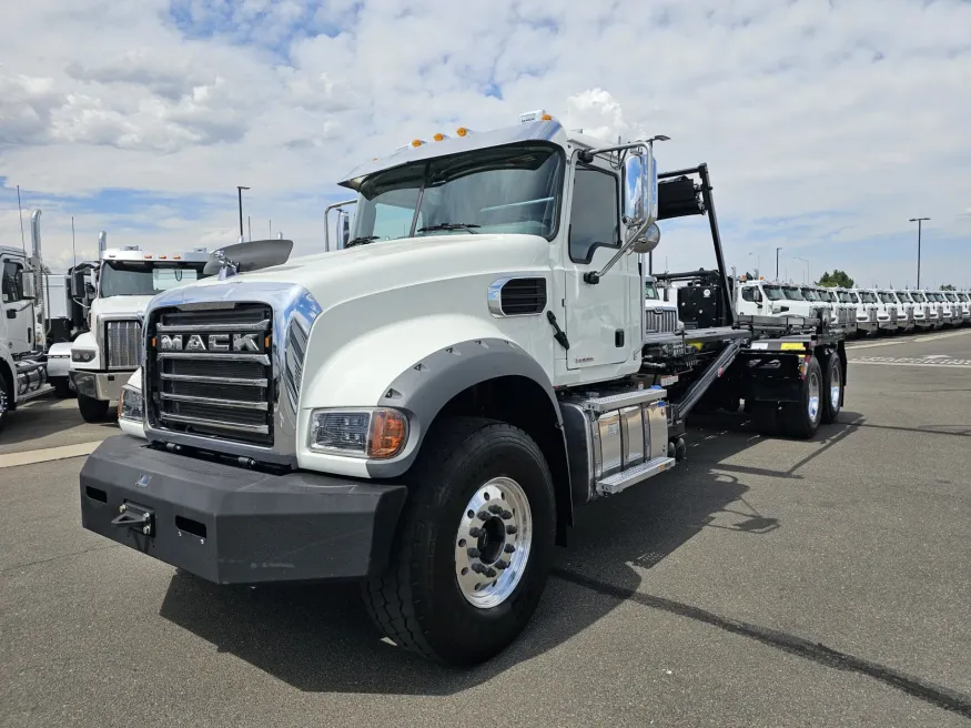 2024 Mack GU813 | Photo 1 of 17