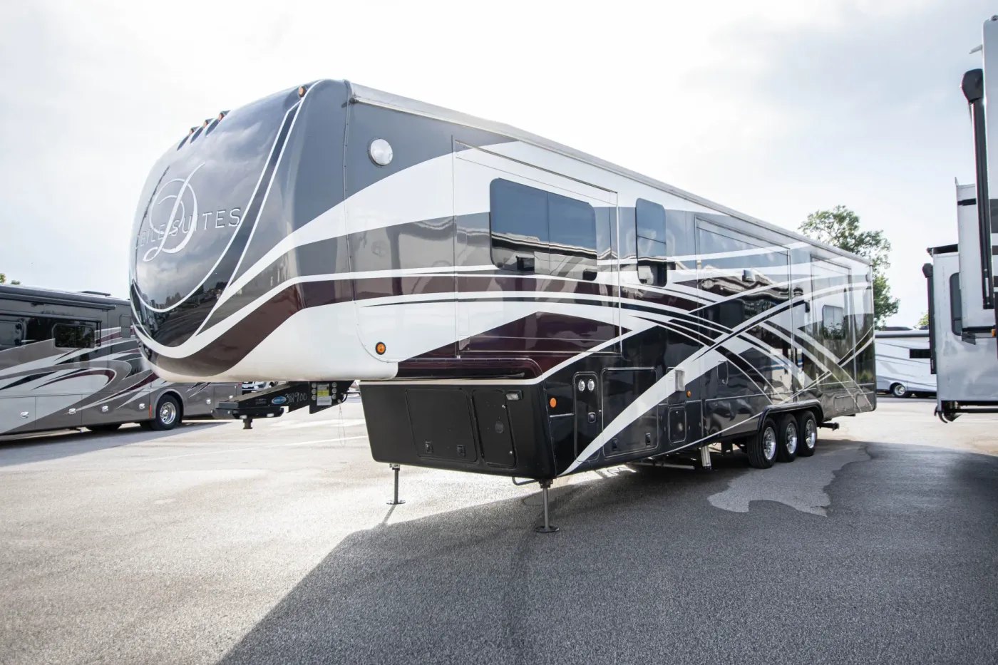 2019 DRV Mobile Suites 44 Nashville | Photo 5 of 26