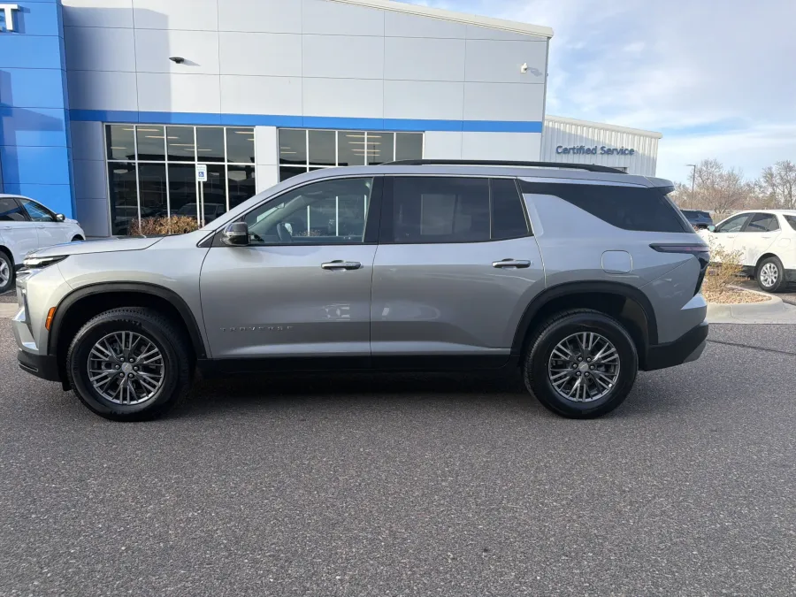 2025 Chevrolet Traverse AWD LT | Photo 1 of 22