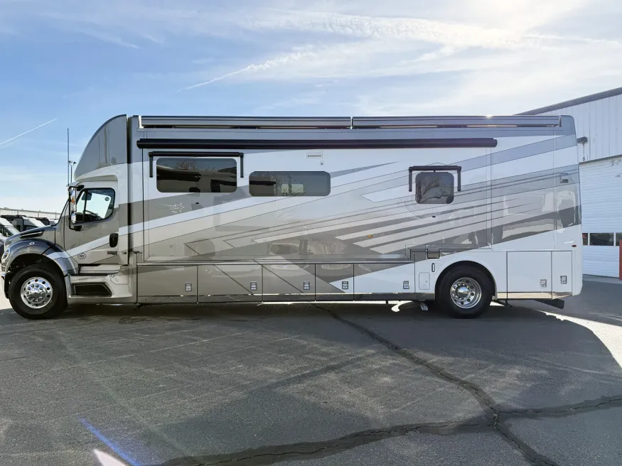 2026 Newmar Super Star 3731 | Photo 18 of 31