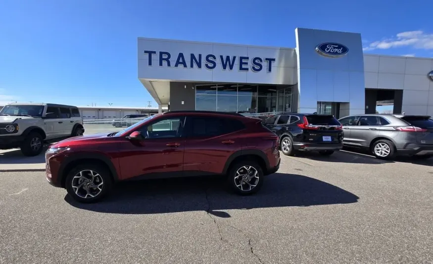 2025 Chevrolet Trax | Photo 1 of 27