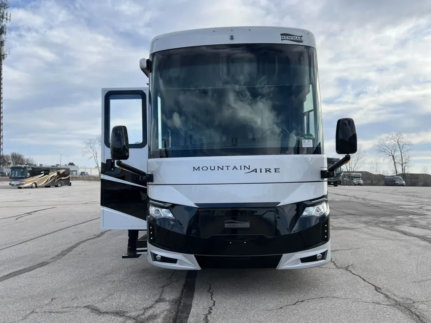 2026 Newmar Mountain Aire 4118 | Photo 5 of 44