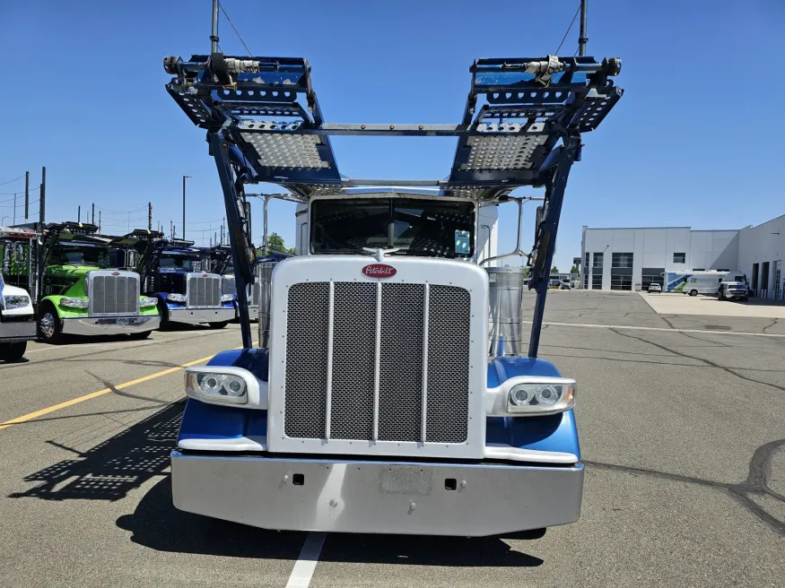 2019 Peterbilt 389 | Photo 2 of 24