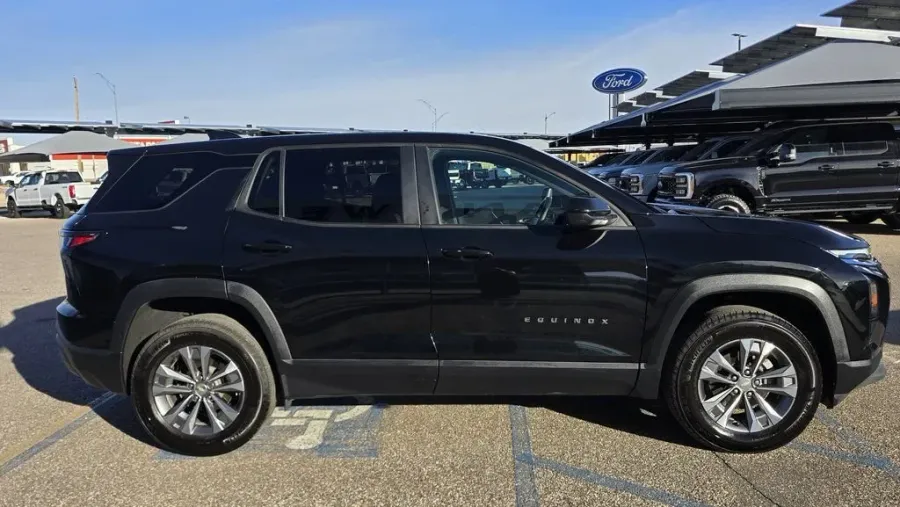 2025 Chevrolet Equinox | Photo 4 of 30