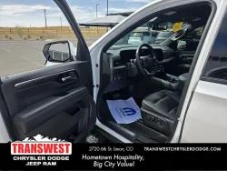 2025 Chevrolet Suburban Z71 | Thumbnail Photo 12 of 32