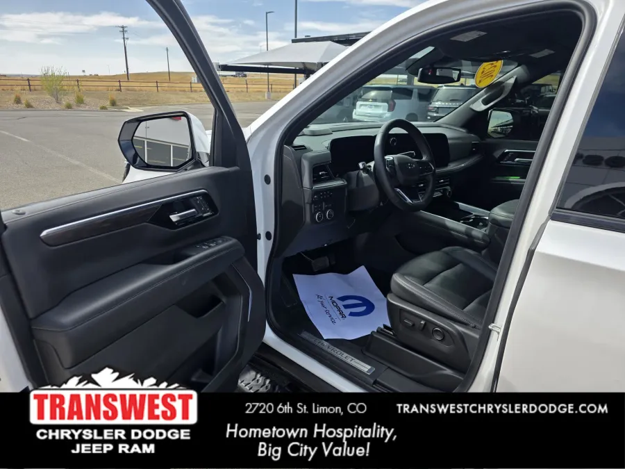 2025 Chevrolet Suburban Z71 | Photo 12 of 32