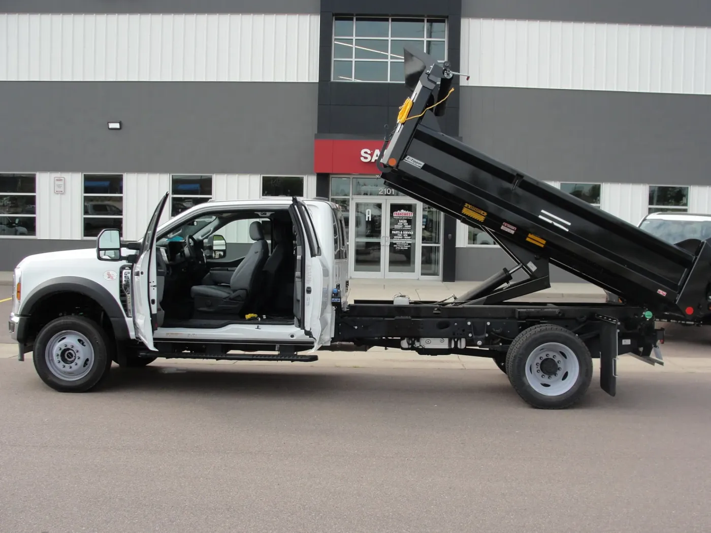 2025 Ford F-550 | Photo 5 of 17