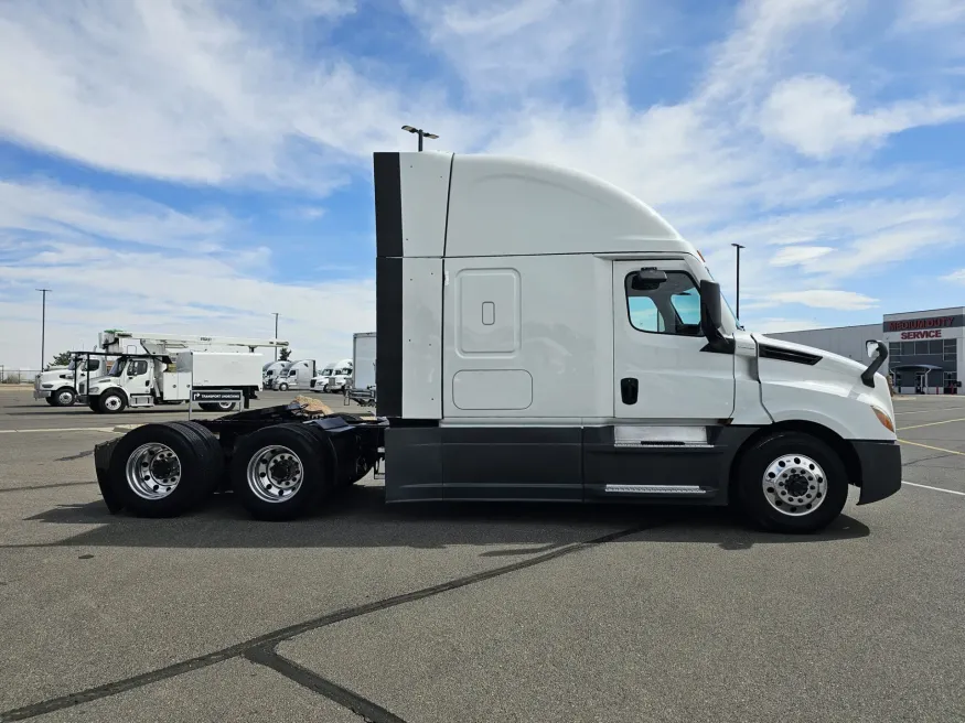 2023 Freightliner Cascadia | Photo 4 of 20