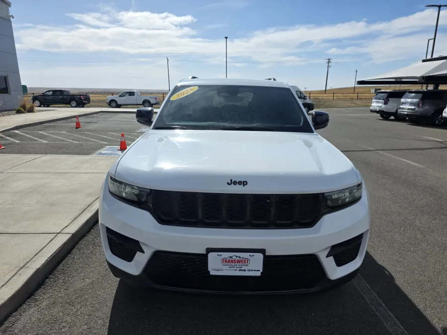 2025 Jeep Grand Cherokee Altitude | Photo 6 of 31