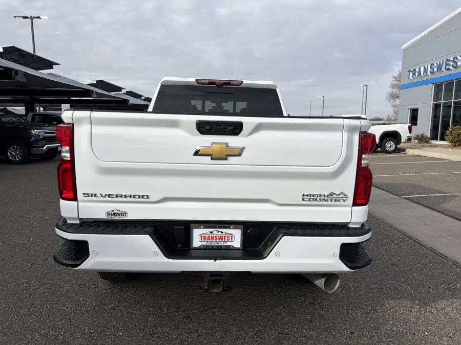 2022 Chevrolet Silverado 2500HD High Country | Photo 3 of 22