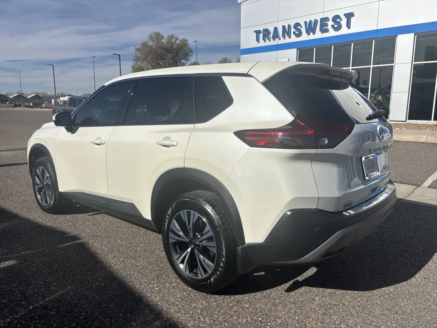 2021 Nissan Rogue SV | Photo 2 of 20