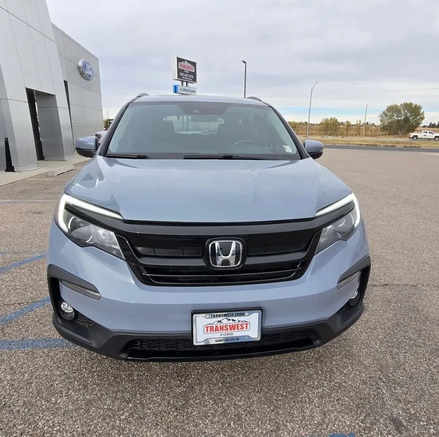 2022 Honda Pilot | Photo 2 of 31