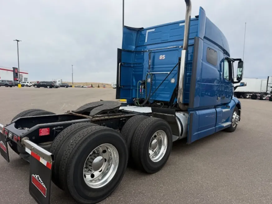 2022 Volvo VNL | Photo 5 of 11