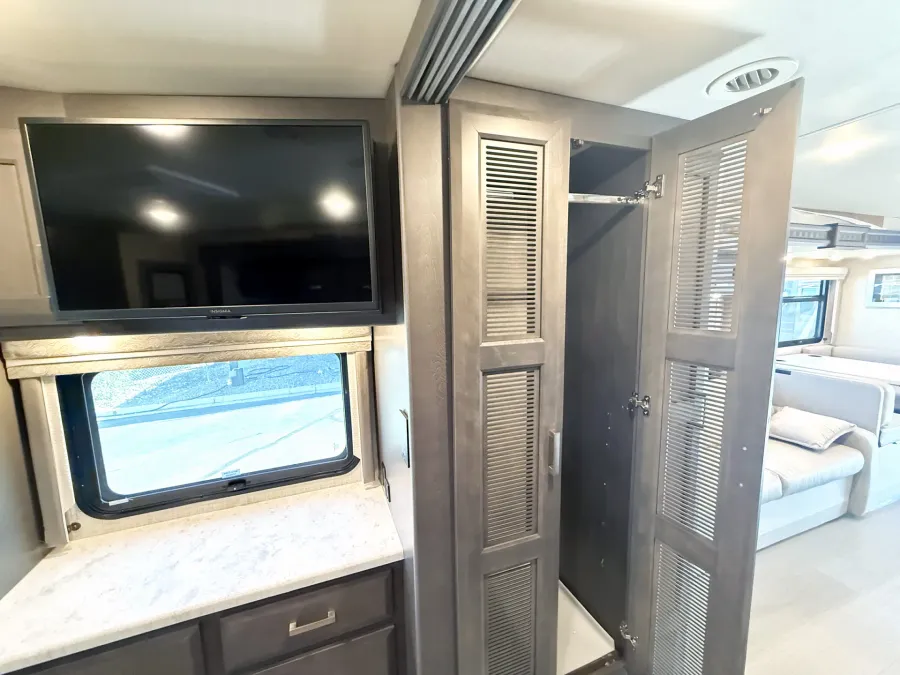 2023 Thor Inception 38MX | Photo 13 of 29